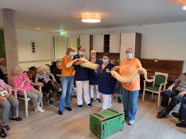 Zirkustiere zu Besuch im Seniorenzentrum Wiesentrift.