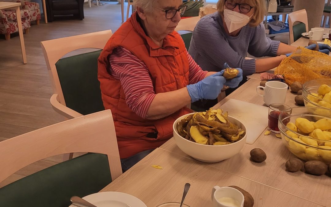 Bewohner kochen ihr Mittagessen