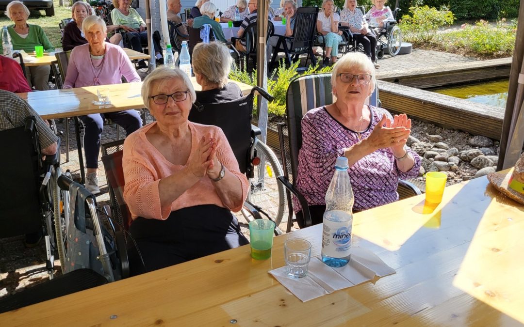 Snevern Shanty Singers im Garten von der Wiesentrift